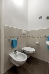 y baño con aseo blanco y lavamanos. en San Jacopino - Flo Apartments, en Florencia