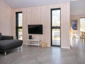 10 person holiday home in Glesborg-By Traumにあるテレビまたはエンターテインメントセンター