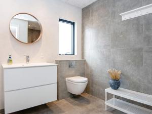 10 person holiday home in Glesborg-By Traumにあるバスルーム +14枚の写真