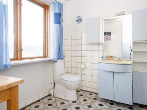 Et badeværelse på 8 person holiday home in Thyborøn-By Traum + 36 billeder