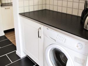 Kuchyň nebo kuchyňský kout v ubytování 6 person holiday home in Sæby-By Traum