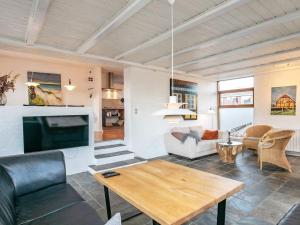 Una sala de estar con una mesa y un televisor. en 8-Person Home in Skagen-By, en Skagen