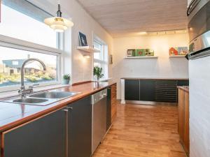 cocina con fregadero y ventana grande en 8-Person Home in Skagen-By, en Skagen 33 fotos más