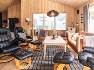 - un salon avec des fauteuils en cuir et une table dans l'établissement Luxury Retreat in Klitmoller - By Traum Ferienwohnungen, à Torsted