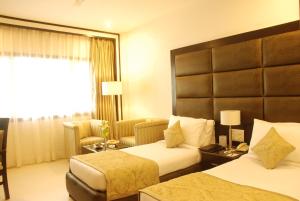 Postel nebo postele na pokoji v ubytování Hotel Shanti Palace Mahipalpur