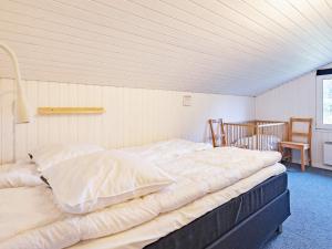 une chambre avec deux lits dans une pièce dans l'établissement Luxury Pool House Retreat - By Traum Ferienwohnungen, à Saltum 20 autres photos