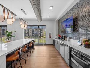Køkken eller tekøkken på Cozy Cityscape w Pool, BBQ, Lounge, Gym & Parking