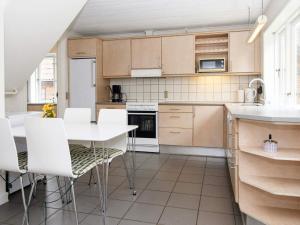 Η κουζίνα ή μικρή κουζίνα στο 6 person holiday home in Højer