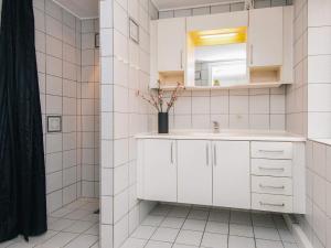 Koupelna v ubytování 6 person holiday home in Højer + 31 fotografií