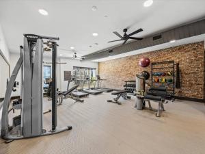 Fitnesscentret og/eller fitnessfaciliteterne på Cozy Cityscape w Pool, BBQ, Lounge, Gym & Parking