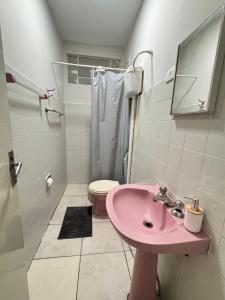 ウベラバにあるComforto-1 min ABCZl 4 min BR050のバスルーム(ピンクのシンク、トイレ付) +16枚の写真