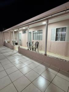 ウベラバにあるComforto-1 min ABCZl 4 min BR050のパティオ(椅子2脚、テーブル付)