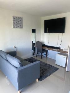 Afbeelding uit fotogalerij van English owned Homestay and Yoga in Chalong 