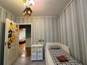 una piccola camera da letto con un letto e una culla di Natural Cottage a Kauniainen