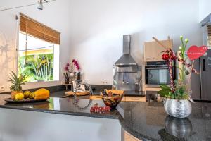 カペステール・ベル・オーにあるVilla Théva Sérénityのキッチン(コンロ付きカウンタートップ付)