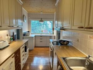 una cucina con un lavello e un piano di lavoro di Natural Cottage a Kauniainen Altre 18 foto