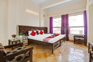 博帕尔Hotel O Amulya Shri的卧室里有一张大床，配有红色枕头