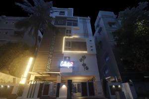 un edificio con un cartel en su costado por la noche en Super Townhouse RCC Pristine, en Hyderabad