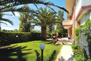 una palmera en el patio de una casa en Apartment near Majella Park & Beach, en Silvi Marina
