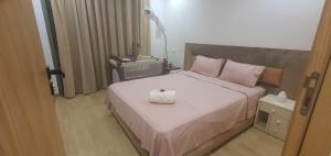 Ένα ή περισσότερα κρεβάτια σε δωμάτιο στο Aerostay Jamal +40 φωτογραφίες