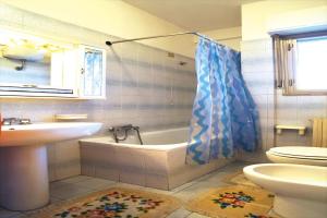 Un baño con inodoro, bañera y lavabo. en Apartment near Majella Park & Beach, en Silvi Marina