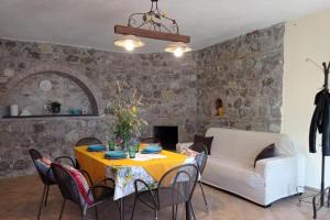 Ruang duduk di Holiday Home with Pool near Mt Etna