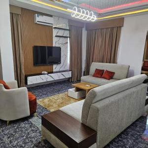 TV a/nebo společenská místnost v ubytování Oc apartments abuja