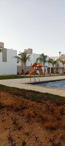 普拉亚卡门Casa de mama的水边设有长凳的公园