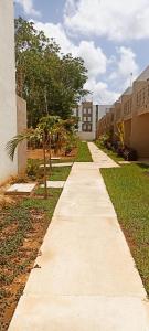 普拉亚卡门Casa de mama的建筑物前方的混凝土人行道 更多5张照片