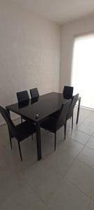 普拉亚卡门Casa de mama的一张黑色餐桌和椅子