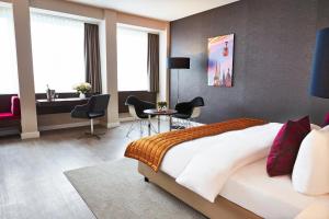 Postel nebo postele na pokoji v ubytování Steigenberger Hotel Köln