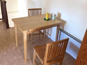 un tavolo in legno con due sedie e una candela sopra di 3 person holiday home in ÖSTERSUND-By Traum a Östersund