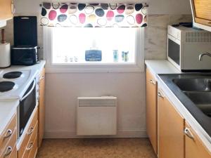una cucina con un lavandino e una finestra di 3 person holiday home in ÖSTERSUND-By Traum a Östersund
