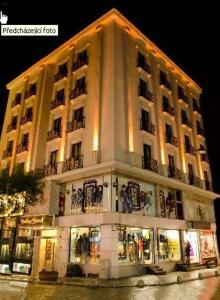 イスタンブールにあるDekor Hotelの夜間照明付きの白い大きな建物