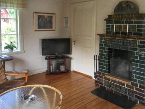 Televisyen dan/atau pusat hiburan di 6 person holiday home in VITTARYD-By Traum