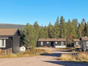 una fila de casas en un bosque con árboles en 4 person holiday home in SÄLEN-By Traum, en Stöten