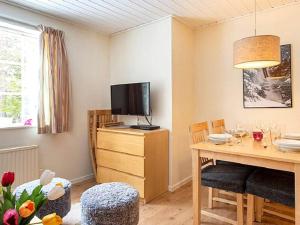 Una sala de estar con una mesa y un televisor. en 4 person holiday home in SÄLEN-By Traum, en Stöten