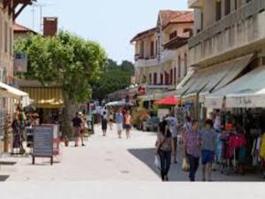 a group of people walking down a city street at Ferienhaus im Hafendorf Vieregge in Vieregge +6 photos