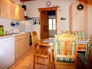 a kitchen with a table and a dining room at Ferienhaus im Hafendorf Vieregge in Vieregge