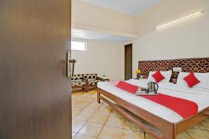 Postel nebo postele na pokoji v ubytování Hotel O Amulya Shri