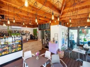 un ristorante con tavoli, sedie e un bancone di Niechorze Apartment near Baltic Beach a Niechorze