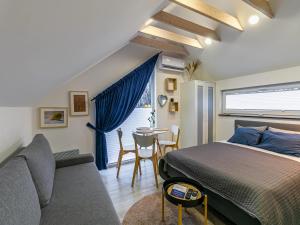 una camera da letto con un letto, un divano e un tavolo di Niechorze Apartment near Baltic Beach a Niechorze Altre 27 foto