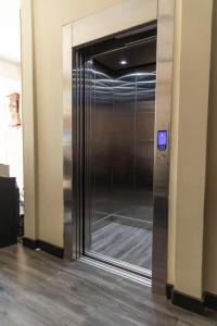 a elevator in a building with a glass door at Hotel RUAH TUMBES in San Antonio
