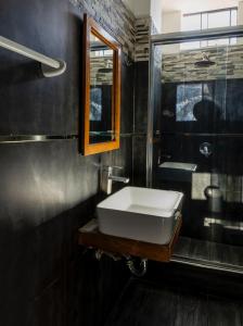 a bathroom with a white sink and a mirror at Hotel RUAH TUMBES in San Antonio