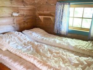 Bryggjaにある4 person holiday home in Bryggja-By Traumの丸太小屋のベッドが2つある寝室