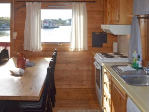 una cucina con tavolo, lavandino e piano cottura di 6 person holiday home in Bud-By Traum a Bud Altre 29 foto