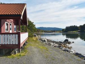 un edificio accanto a un corpo idrico di 6 person holiday home in Bud-By Traum a Bud