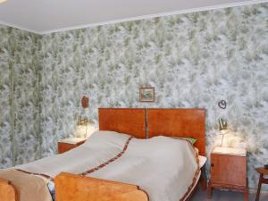 1 dormitorio con cama y pared cubierta de nieve en 5 person holiday home in Risør-By Traum, en Risør