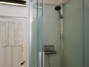 una ducha con puerta de cristal en un baño en 5 person holiday home in Risør-By Traum, en Risør 25 fotos más