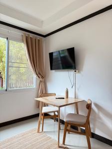 カマラビーチにあるJungle style apartments in Kamalaのテーブルと壁掛けテレビのあるダイニングルーム +19枚の写真